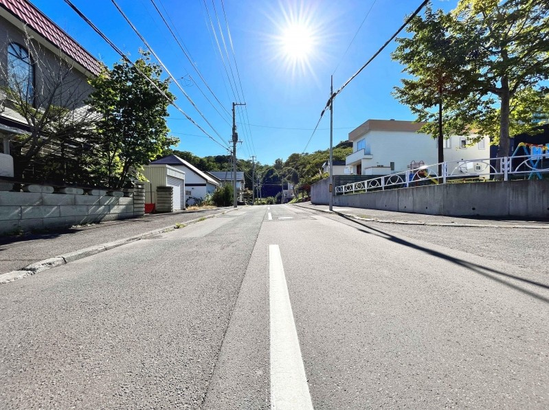 【西野8条9丁目　スーパー、コンビニが揃い、生活利便性良好です！】　3LDK 土地価格：1580万円 参考プラン：2100万円【JUSTPRICE】